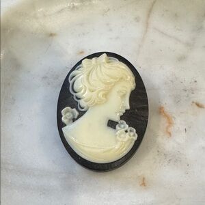 Vintage Cameo Brooch in Black and Cream